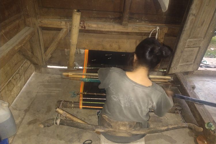 Anastasia Ninging(50), seorang penenun kain tenun Puncatiti di Kampung Wangkar, Desa Ranamese, Kecamatan Congkar, Kabupaten Manggarai Timur, NTT, Sabtu, (11/3/2023) sedang menenun kain tenun Puncatiti. (KOMPAS.com/MARKUS MAKUR)