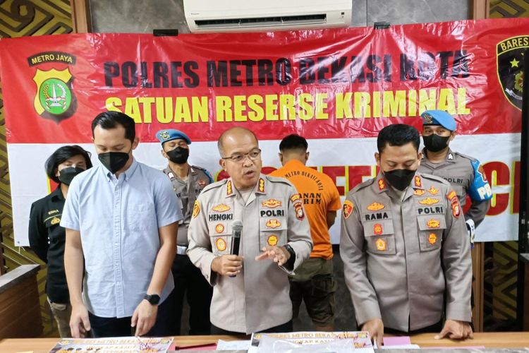 Kapolres Metro Bekasi Kota Kombes Hengki (tengah) saat melakukan konfrensi pers terhadap kasus pencabulan dan pelecehan seksual yang dilakukan oleh DP (30). DP yang sehari-hari bekerja sebagai staf perpustakaan di salah satu SMP Negeri di Kota Bekasi terbukti melakukan pelecehan seksual dan pencabulan kepada sejumlah siswi sejak tahun 2014.