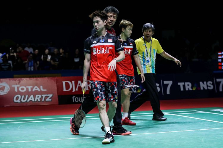 Pasangan ganda putra Indonesia, Marcus Gideon dan Kevin Sanjaya saat melawan ganda putra China, Li Jun Hui dan Liu Yu Chen dalam babak semifinal Blibli Indonesia Open 2019 di Istora Senayan, kompleks GBK, Jakarta, Sabtu (20/7/2019). Ganda putra Indonesia, Marcus Gideon dan Kevin Sanjaya menang dengan skor 21-9 21-13.