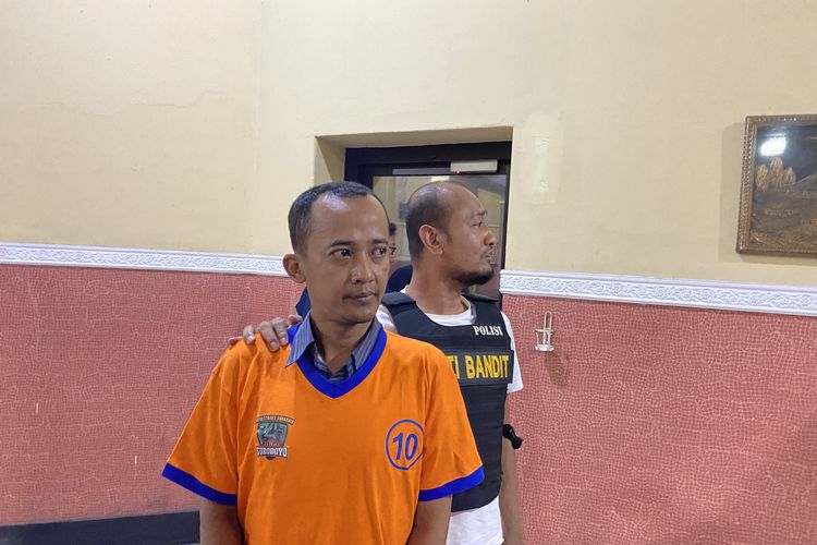 Diki Arfian (43), tersangka penipuan loloskan anak ke sekolah negeri Surabaya