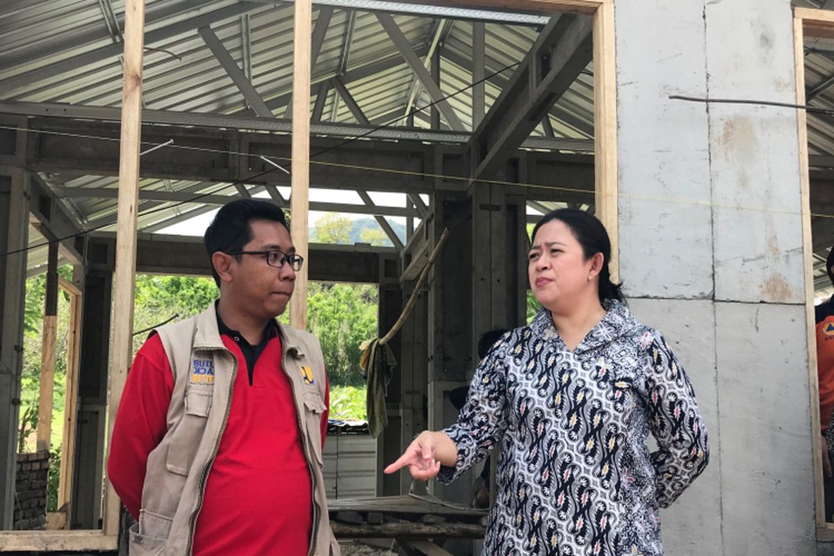 Menko PMK Puan Maharani meninjau pembangunan rumah tahan gempa di Sumbawa Barat, Selasa (19/11/2018).
