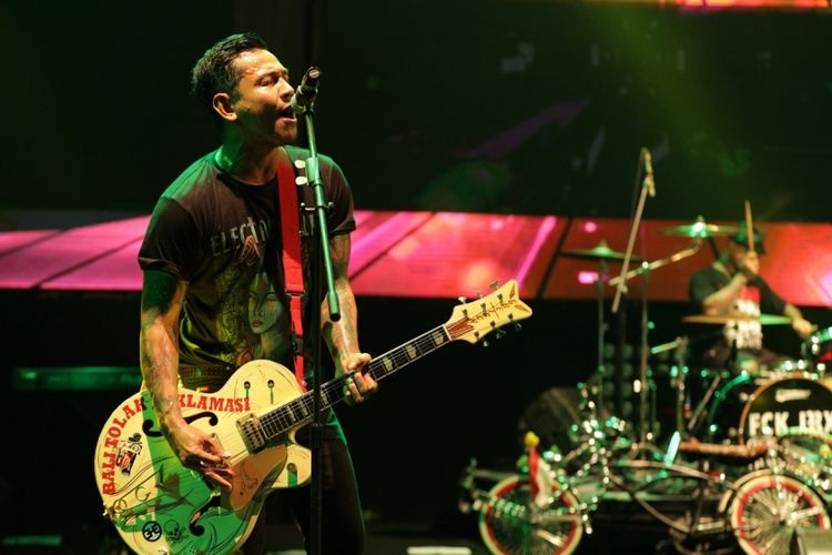 Superman Is Dead tampil pada acara Synchronize Festival 2017 di Gambir Expo Kemayoran, Jakarta, Jumat (06/10/2017). Acara musik  ini akan berlangsung selama tiga hari hingga Minggu 8 Oktober.