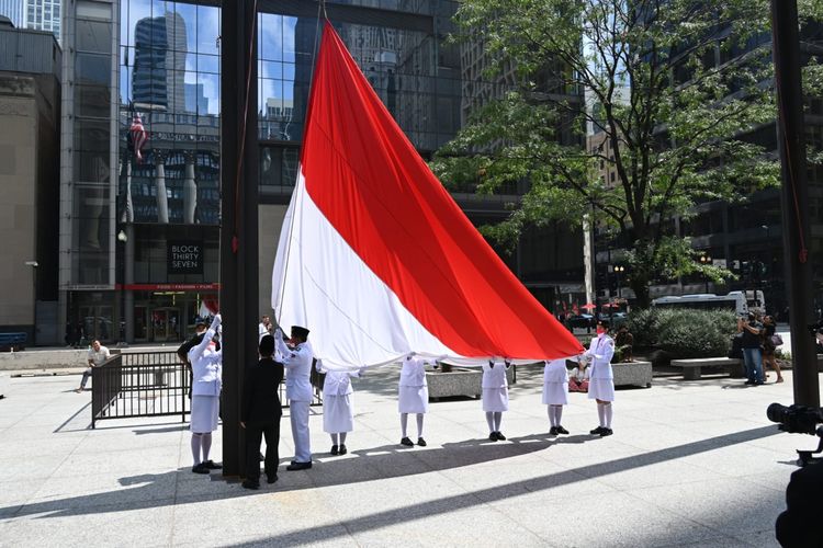 Upacara Pengibaran Bendera di Daley Plaza, salah satu landmark di mana acara kenegaraan sering dilaksanakan di Chicago. Selasa (17/8/2021).