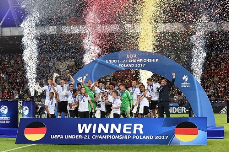 Para pemain timnas Jerman merayakan keberhasilan menjuarai Piala Eropa U-21 setelah menang tipis 1-0 atas Spanyol pada final di Krakow, Jumat (30/6/2017). 