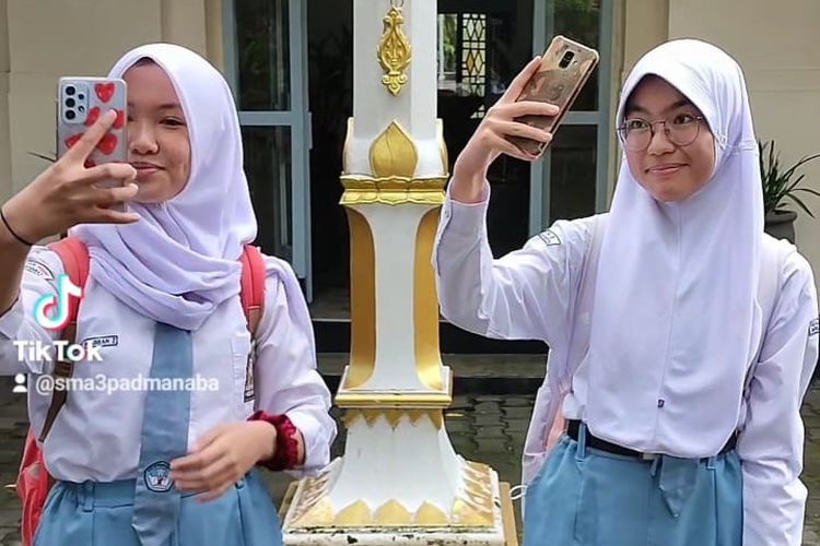 Siswa SMAN 3 Yogyakarta selfie melakukan presensi saat masuk dan pulang sekolah.