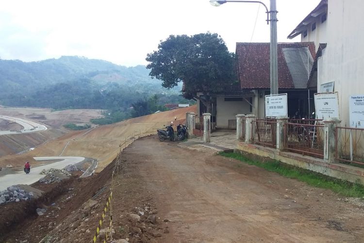 Kantor Desa Mekarjaya, Sumedang, Jawa Barat terdampak proyek Tol Cisumdawu namun belum dibebaskan, Selasa (10/12/2019). AAM AMINULLAH/KOMPAS.com
