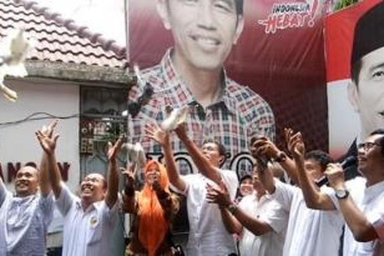 Relawan Jokowi di Sumatera Utara melepaskan tujuh ekor burung merpati setelah pelantikan Jokowi-JK sebagai Presiden dan Wakil Presiden, Senin (20/10/2014).