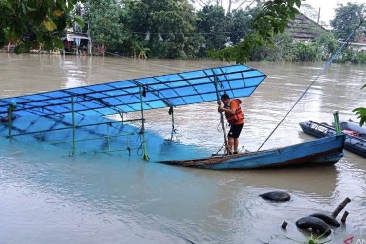 Peristiwa perahu tambang yang terbalik di sungai kawasan Jalan Mastrip Kemlaten Surabaya, Sabtu (25/3/2023).