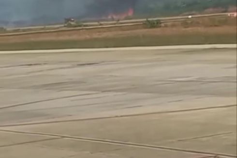 Rumput di Area Bandara El Tari Kupang Terbakar, Penerbangan Lion Air Delay 1,5 Jam