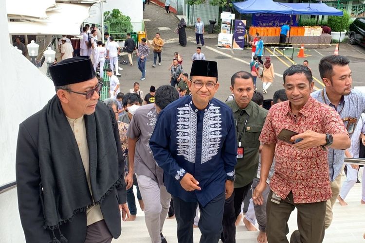 Capres nomor urut 1 Anies Baswedan hendak menjalankan ibadah shalat Jumat di Masjid Al Azhar, Kebayoran Baru, Jakarta Selatan, Jumat (16/2/2024). 