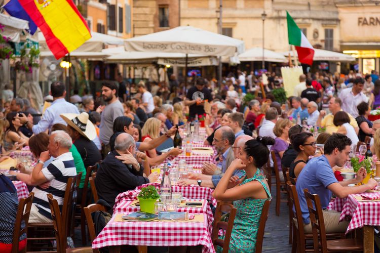 Ilustrasi warga Italia sedang menikmati santapan di restoran bersama teman maupun keluarga. 