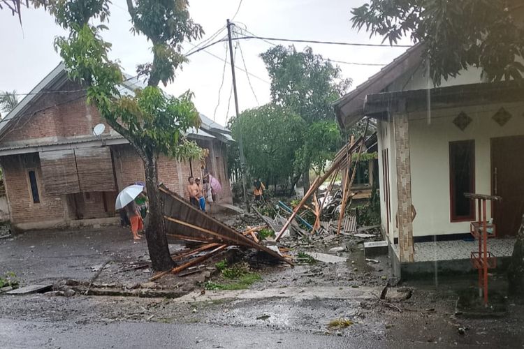 KTP Rumah rusak akibat angin puting beliung di Desa Loang maka, Lombok Tengah, Rabu (16/11/2022)