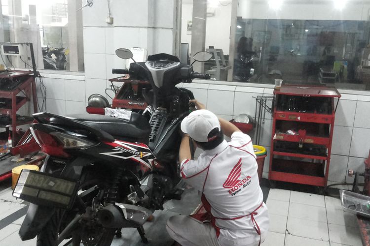 Salah satu motor bebek Honda yang sedang diservis di salah satu bengkel AHASS di Depok, Rabu (16/1/2018).