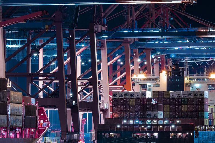 Ilustrasi logistik, pengiriman barang. 