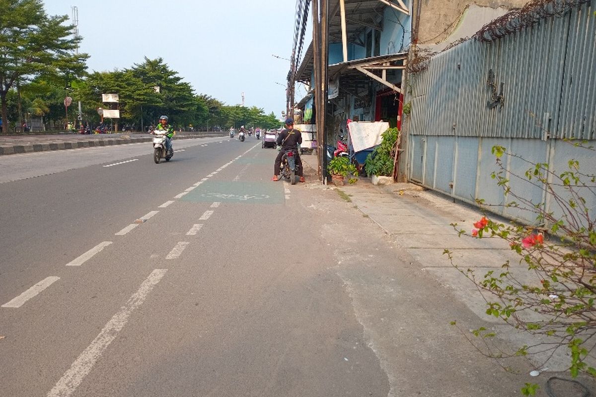 Kondisi trotoar yang sempit di sekitar Jalan Perintis Kemerdekaan, Pulogadung, Jakarta Timur, Rabu (5/6/2024).