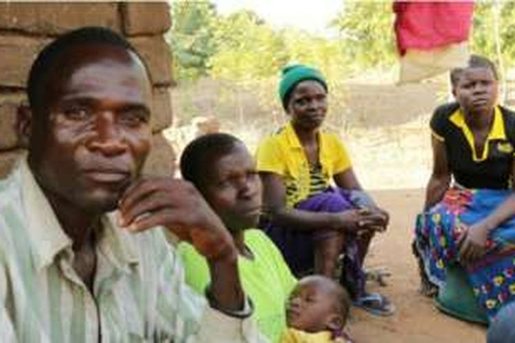 Eric Aniva sang 'hyena' bersama istrinya Fanny dan anak bungsunya di sebuah desa di wilayah selatan Malawi.