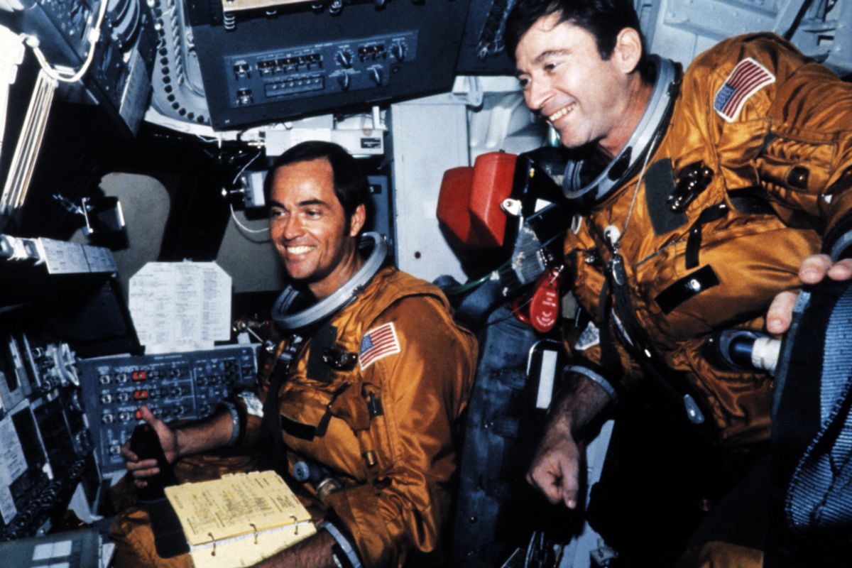 Foto file ini diambil pada tanggal 11 April 1981
Astronot AS Robert Crippen (kiri) dan John Young (kanan) di dek penerbangan Columbia dari pesawat luar angkasa Columbia sebelum penerbangan pesawat ulang-alik pertama di Kennedy Space Center di Florida pada 12 April 1981.
Astronot legendaris John Young telah dua kali berkelana ke ruang angkasa dengan kapsul Gemini, mengorbit di bulan, dan kemudian berjalan di permukaan kawahnya sebelum memerintahkan dua misi ulang-alik. Young telah meninggal pada Jumat malam, 5 Januari 2018 karena komplikasi pneumonia. Meninggal di usia 87 tahun.