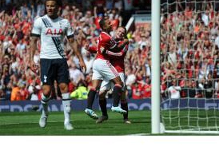 Gelandang Manchester United Memphis Depay (2 dari kanan) melakukan selebrasi bersama dengan striker Wayne Rooney (kanan) setelah bek Tottenham Hotspur Kyle Walker (kiri) melakkukan gol bunuh diri pada laga Premier League di Old Trafford, Sabtu (8/8/2015).