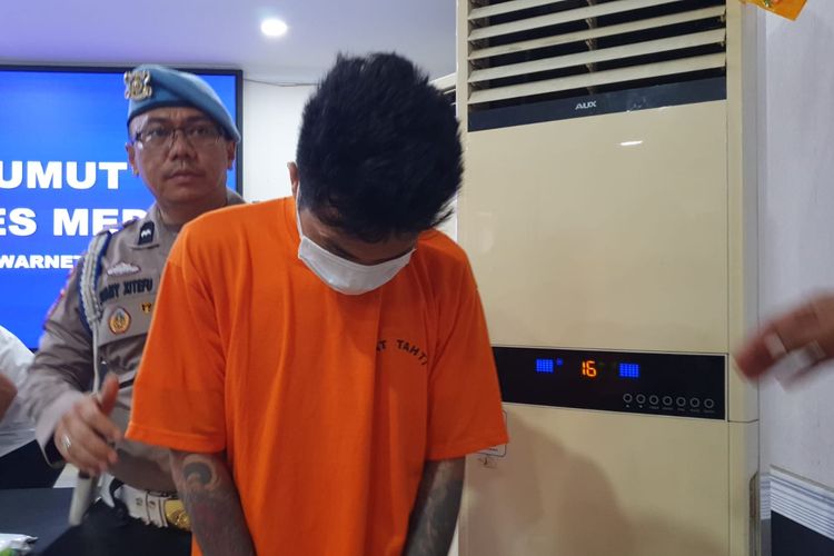 Polisi saat menangkap AFS, kurir sabu yang ditangkap di Apartemen De'Prima, Kecamatan Medan Petisah, Kota Medan, Rabu (17/4/2024)