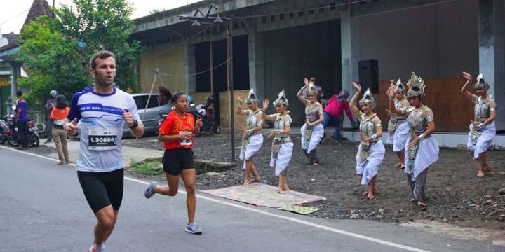Para penari dari Komunitas Beksa Kinara-kinari saat menghibur para peserta Bank Jateng Borobudur Marathon 2017 di pinggir Jalan Medang Kamulan 