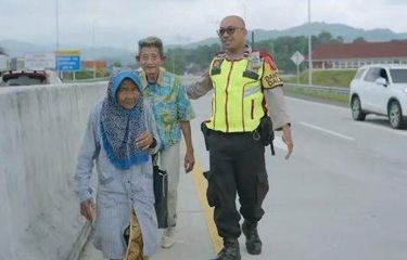 Video Viral Kakek dan Nenek Jalan Kaki di Tol Cisumdawu untuk ...