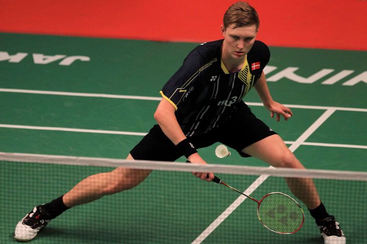 Pemain tunggal putra Denmark, Viktor Axelsen bertanding melawan pemain tunggal Cekoslovakia, Petr Koukal pada babak penyisihan Total BWF World Championships 2015 di Istora Senayan Jakarta, Senin (10/8/2015). Viktor Axelsen berhasil menundukkan Petr Koukal dengan skor 21-14, 21-11.  KOMPAS IMAGES/KRISTIANTO PURNOMO