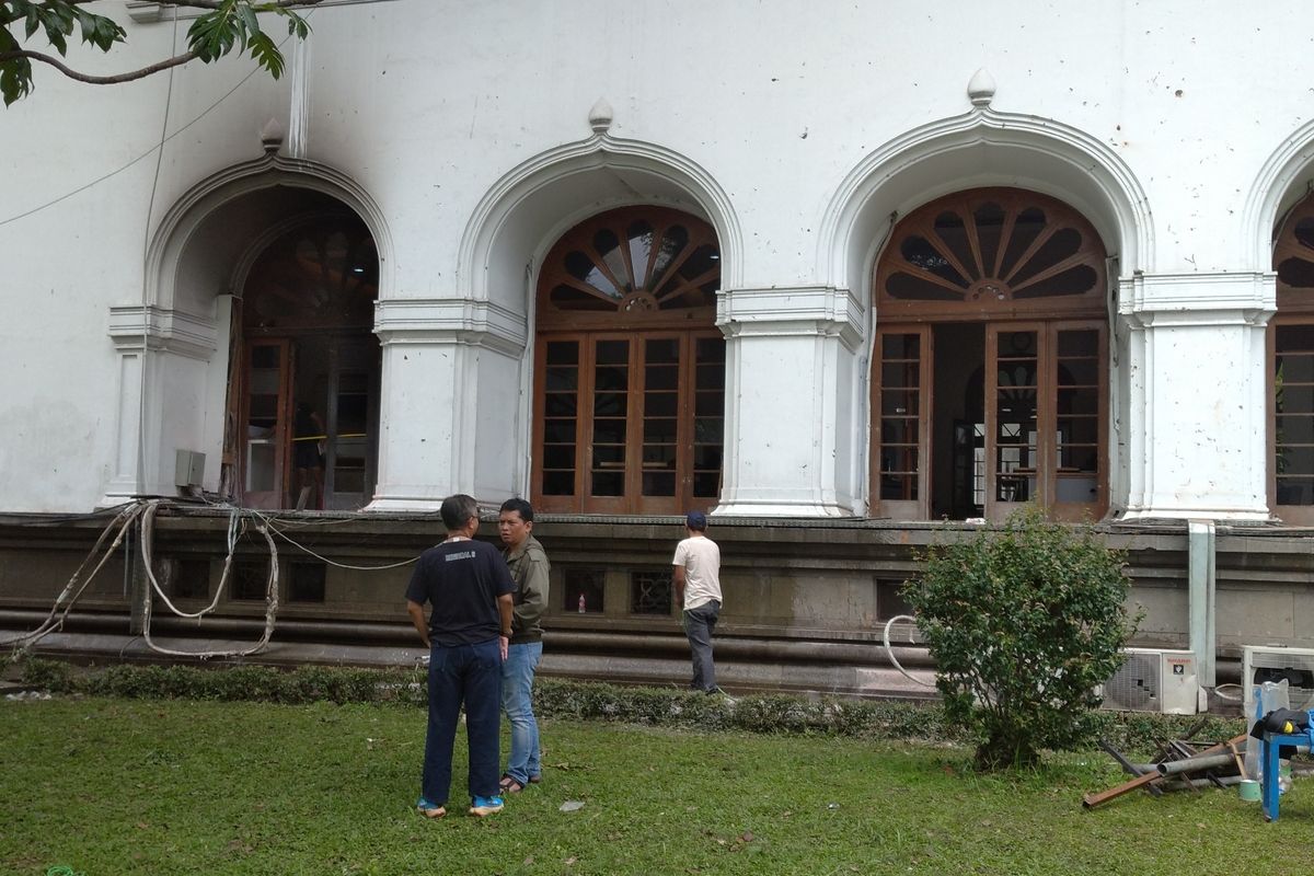 Kaca di sisi barat Gedung Sate di Jalan Diponegoro, Kota Bandung, Jawa Barat, pecah diduga akibat dilempar oleh massa aksi yang berunjuk rasa pada Jumat (29/8/2025) malam.