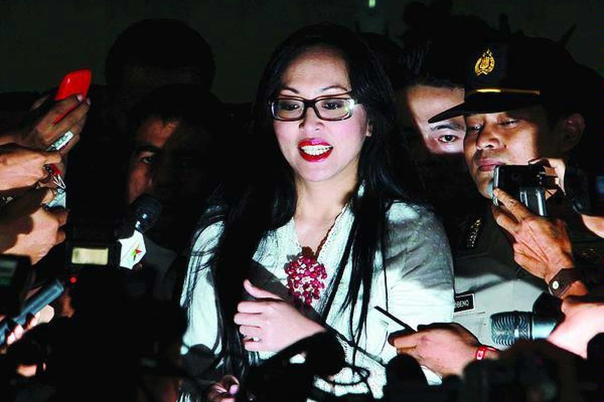 Komisi Pemberantasan Korupsi (KPK), Jumat (27/4), menahan anggota Dewan Perwakilan Rakyat,  Angelina Sondakh. Wakil Sekjen Partai Demokrat ini  ditahan dalam kasus korupsi dalam pembahasan anggaran di Kementerian Pemuda dan Olahraga serta di Kementerian Pendidikan Nasional. Angelina ditahan seusai menjalani pemeriksaan sekitar 7,5 jam di Gedung KPK. Sebelum dibawa petugas KPK dan kepolisian ke Rumah Tahanan Salemba Cabang KPK yang berlokasi di lantai dasar Gedung KPK, Putri Indonesia 2001 ini memberikan keterangan pers.