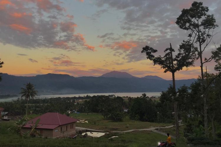 Panorama  Desa Wisata Koto Kaciak dengan pemandangan alam Danau Maninjau.