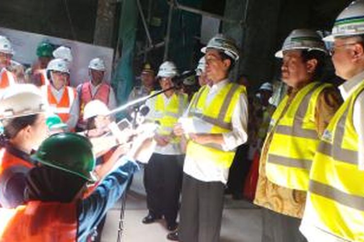 Presiden Joko Widodo meninjau proyek pembangunan stasiun bawah tanah MRT, di Senayan, Jakarta, Rabu (23/12/2015).