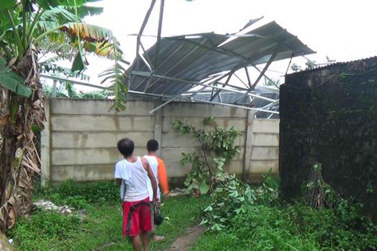 Atap rumah warga di Kelurahan Jerambah Gantung Pangkal Pinang, Kepulauan Bangka belitung, ambruk diterjang puting beliung.