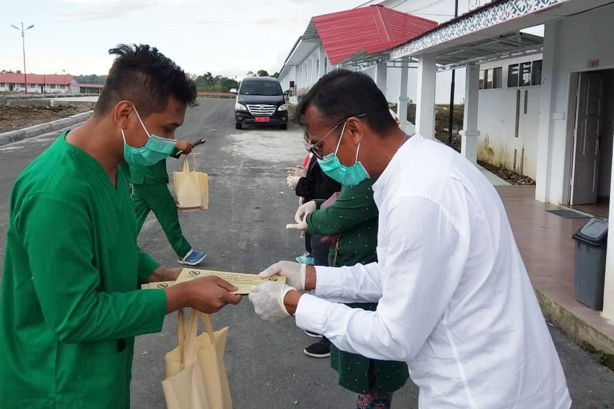 Foto: Pemulangan Pasien sembuh Covid-19 Akmal Siregar di halaman RS Khusus Covid-19 di Kecamatan Panombeian Pane, Kabupaten Simalungun, Kamis (30/7/2020). Dok: GTPP Covid19 Simalungun. 