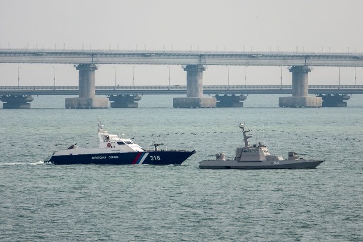 Sebuah kapal Ukraina yang disita oleh Rusia terlihat di Pelabuhan Kerch, dekat dengan jembatan yang menghubungkan daratan utama Rusia dengan Crimea pada 17 November 2019.