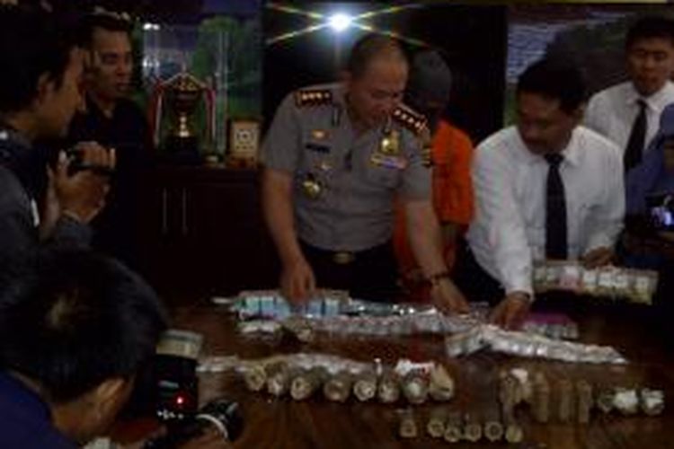 Polresta Denpasar menangkap pengedar narkotika berinisial EL (29) asal Denpasar. Narkotika yang dijadikan barang bukti jenis sabu-sabu, ekstasi, dan ganja dibawa dengan menggunakan modus baru.
