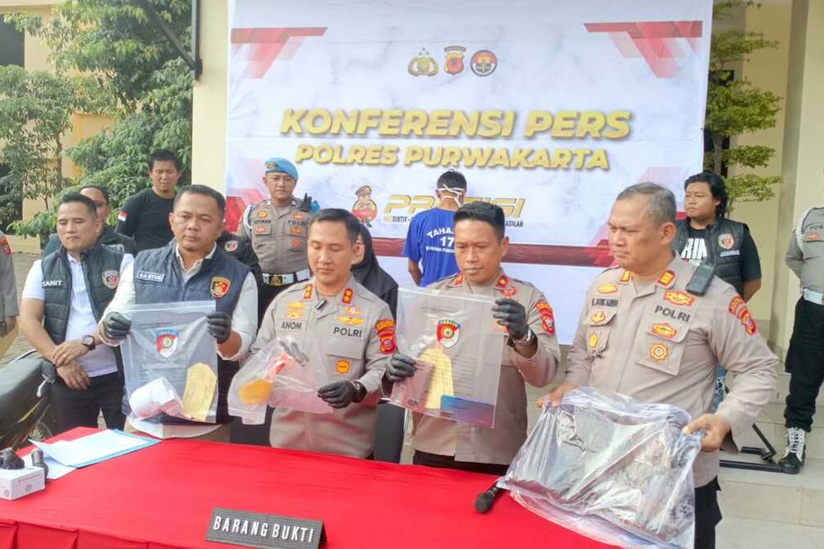 Kapolres Purwakarata AKBP I Dewa Putu Anom Danujaya dan jajararan menunjukkan barang bukti kasus pembunuhan dalam konferensi pers di Mapolres Purwakarta, Kamis (14/8/2015).