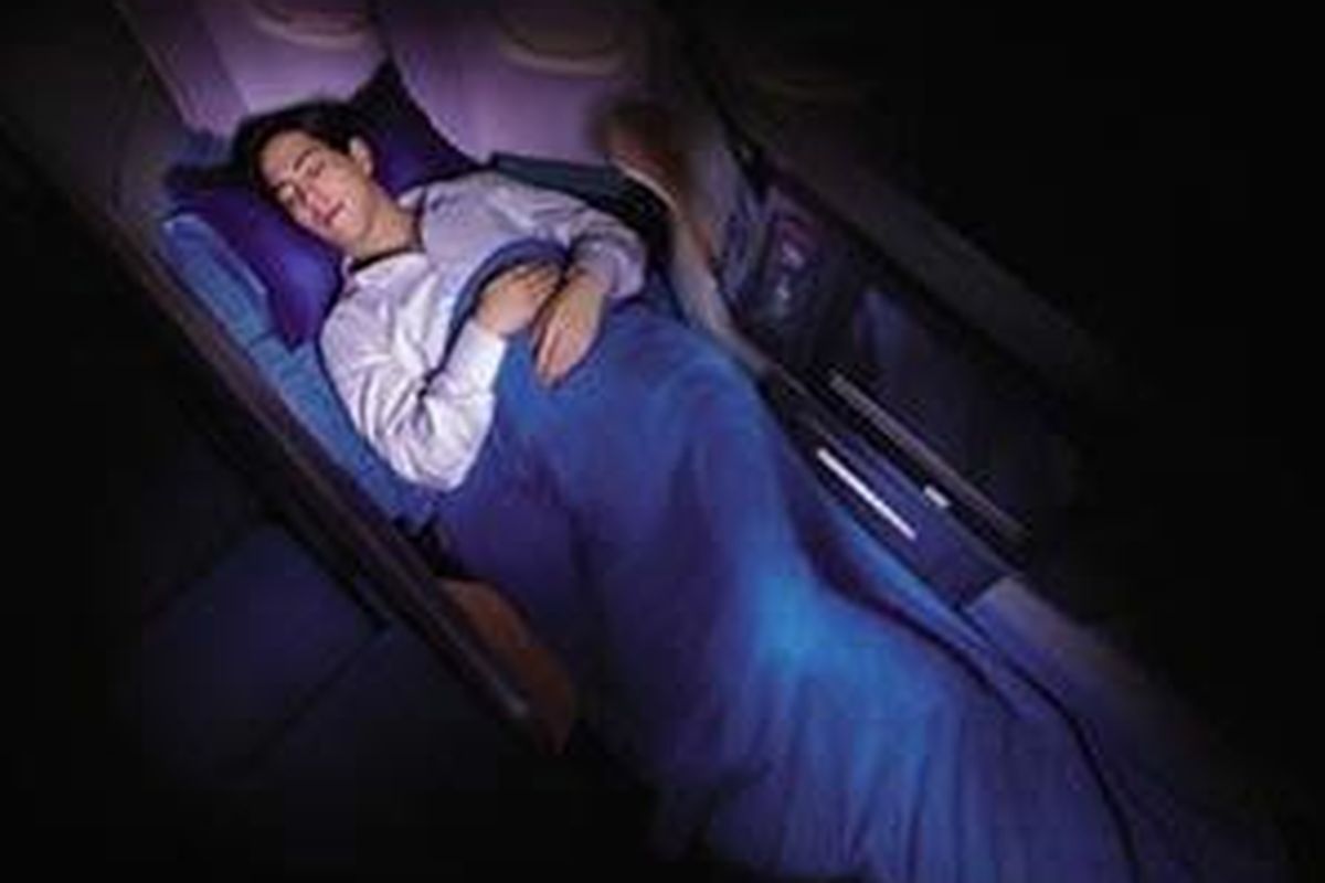 Salah satu desain baru kabin kelas bisnis Cathay Pacific adalah fully flat bed. Desain baru itu telah diimplementasikan pada 23 pesawat dengan rute penerbangan jarak jauh,  khususnya, seperti ke Amerika Utara, Eropa, dan Australia.