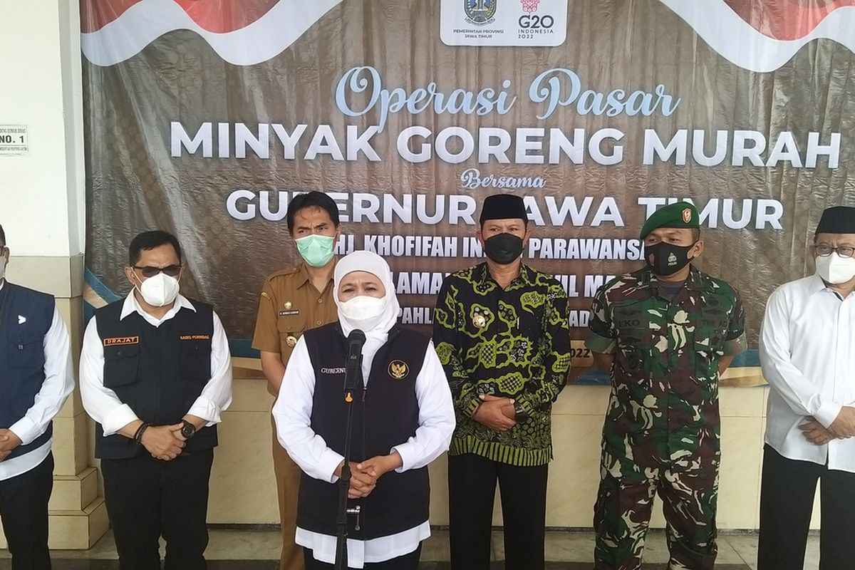 BERIKAN PENJELASAN—Gubernur Jawa Timur, Khofifah Indarparawansa didampingi Bupati Madiun, Ahmad Dawami dan Walikota Madiun, Maidi memberikan penjelasan terkait kelangkaan minyak goreng di pasaran di Jawa Timur di Kantor Bakorwil Jatim di Madiun, Selasa (15/2/2022). Padahal produksi minyak goreng di Jawa Timur masuk kategori surplus hingga 4.000 ton perbulannya.