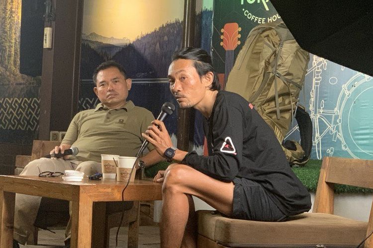 Pendiri Consina Disyon Toba dan Abd Haris Agam atau yang akrab dikenal Agam Rinjani, salah satu tim evakuasi turis Brasil, Juliana Marins, di jurang Gunung Rinjani saat acara bincang-bincang bersama Consina di Toraja Coffee House Jakarta, Sabtu (28/6/2025).
