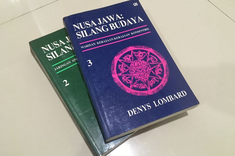 Dua seri buku Nusa Jawa: Silang Budaya karya Denys Lombard yang memuat catatan tentang teks Tantu Panggelaran. 