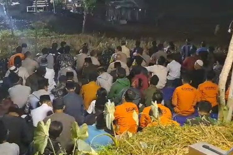 Tangkapan layar doa bersama di lokasi delapan penambang emas terjebak di Desa Pancurendang, Kecamatan Ajibarang, Kabupaten Banyumas, Jawa Tengah, Jumat (28/7/2023) malam.