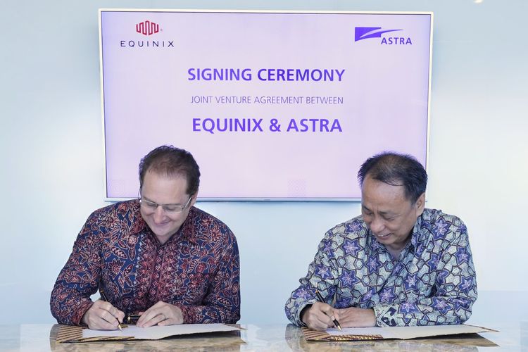 Presiden Equinix Asia Pacific Jeremy Deutsch (kiri) dan Direktur Astra Santosa (kanan) saat menandatangani kesepakatan pembentukan perusahaan patungan antara Equinix dan Astra untuk menghadirkan infrastruktur digital yang esensial bagi transformasi digital dan pembangunan ekonomi di Indonesia.