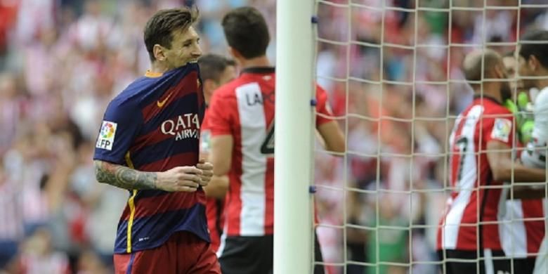 Lionel Messi gagal mengeksekusi penalti saat Barcelona menghadapi Athletic Bilbao, Minggu (23/8/2015). 