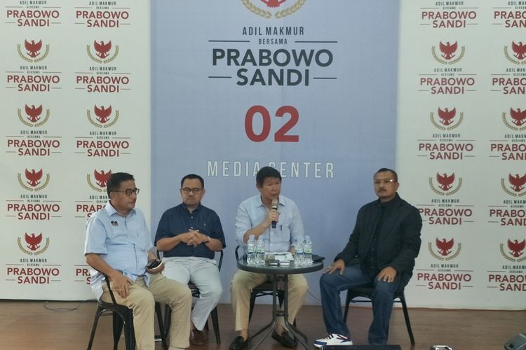 Direktur Media dan Komunikasi Badan Pemenangan Nasional pasangan Prabowo Subianto-Sandiaga Uno (BPN) Hashim Djohadikusumo saat menggelar konferensi pers di media center pasangan Prabowo-Sandiaga, Jalan Sriwijaya, Jakarta Selatan, Sabtu (20/4/2019).