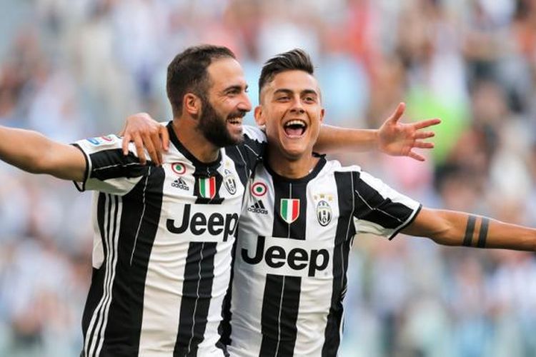 Gonzalo Higuain dan Paulo Dybala merayakan gol Juventus ke gawang Sassuolo pada partai Serie A di Juevntus Stadium, 10 September 2016.