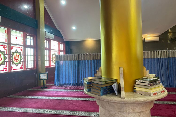 Al-qur'an dan fasilitas lain di Masjid Cheng Ho Pandaan, Pasuruan, Jawa Timur. 