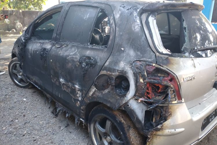 Dua rumah dan satu mobil hangus terbakar dampak dari peristiwa kebakaran di Desa Sumberwaru, Kecamatan Banyuputih, Kabupaten Situbondo, ,Provinsi Jawa Timur pada Jumat (11/10/2024).