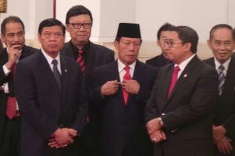 Menteri Koordinator Politik, Hukum, dan Keamanan Tedjo Purdijatno (dua dari kiri), Menteri Dalam Negeri Tjahjo Kumolo (tiga dari kiri), dan Wakil Ketua DPR Fadli Zon (dua dari kanan) menghadiri acara pelantikan Sutiyoso (berpeci) sebagai Kepala Badan Intelijen Negara di Istana Negara, 8 Juli 2015.