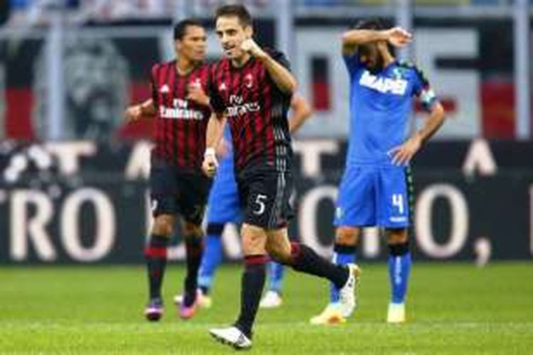 Gelandang AC Milan, Giacomo Bonaventura, tampak bersuka cita seusai mencetak gol dalam pertandingan Serie A melawan Sassuolo di Stadion San Siro, Minggu (2/10/2016). 