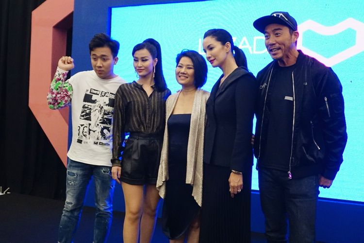 Komedian asal Vietnam Tran Thanh, penyanyi asal Vietnam Dong Nhi, Chief Marketing Officer Lazada Indonesia, Monika Rudijono, model Nadya Hutagalung dan pembawa acara Allan Wu dalam jumpa pers Lazada Super Par7y di Indonesia Convention Exhibition (ICE), BSD City, Tangerang Selatan, Selasa (26/3/2019).