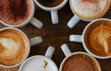 Tidak dianjurkan minum kopi saat sahur dan berbuka puasa.